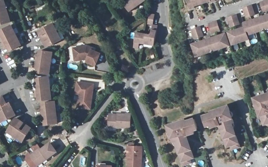 Vue aérienne du Rond-point anonyme n°594737266