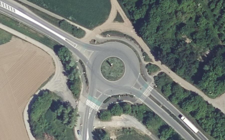 Vue aérienne du Rond-point anonyme n°59484541