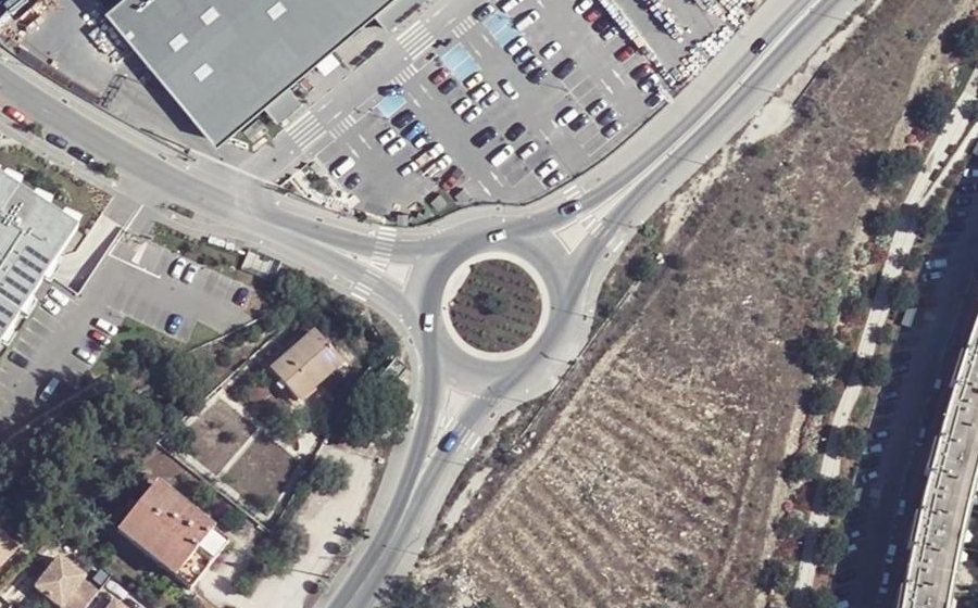 Vue aérienne du Rond-point anonyme n°595330232