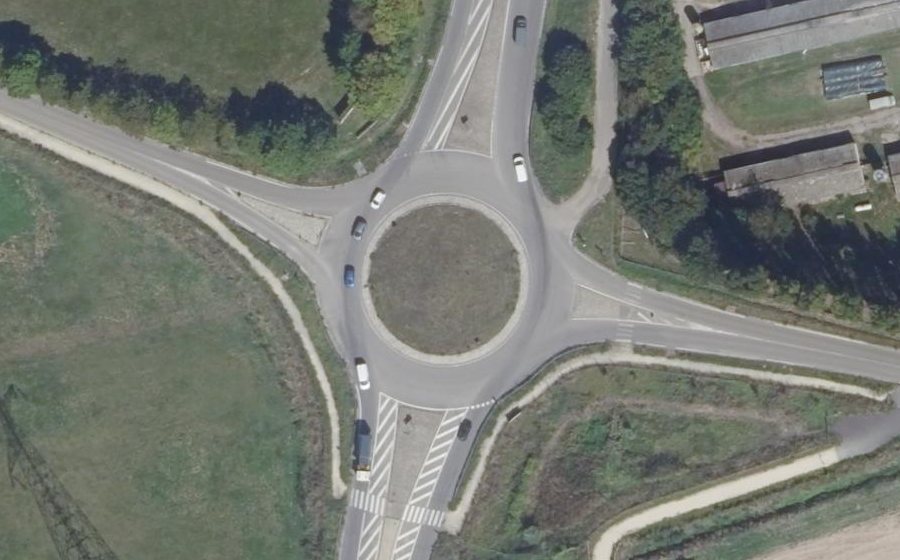 Vue aérienne du Rond-point anonyme n°596391324