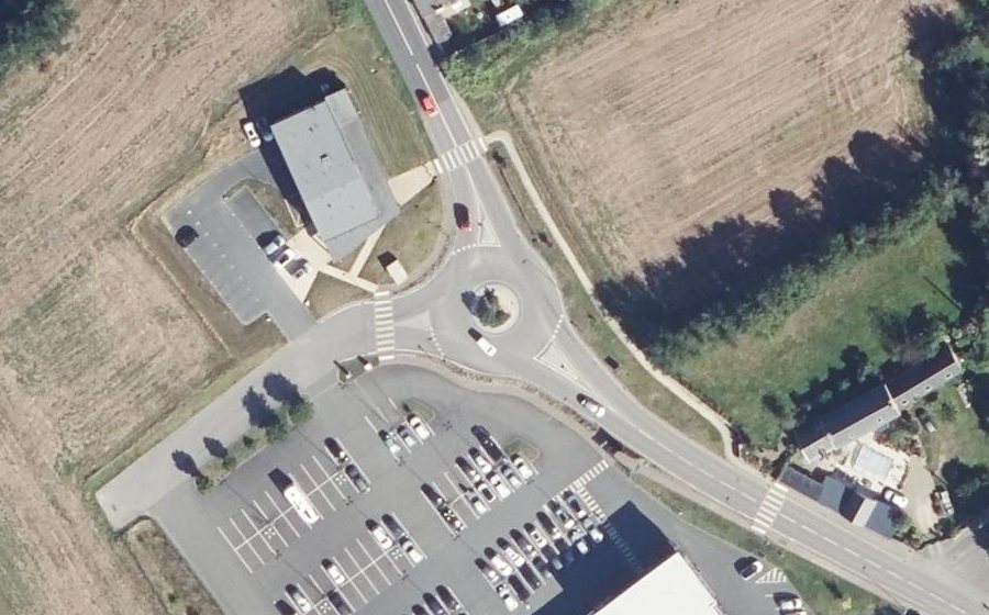 Vue aérienne du Rond-point anonyme n°596402916