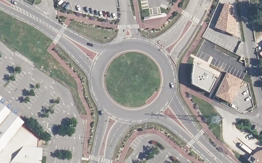 Vue aérienne du Rond-point anonyme n°596549142