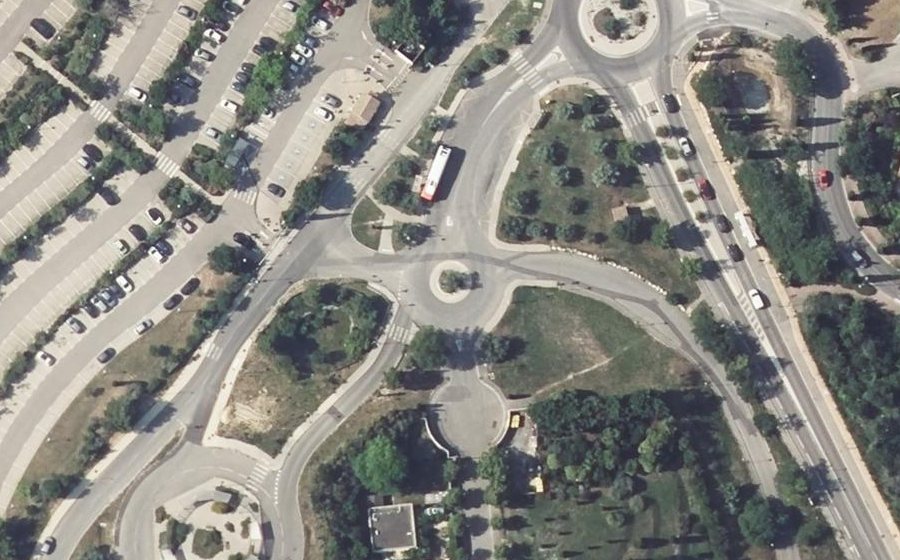 Vue aérienne du Rond-point anonyme n°596943714