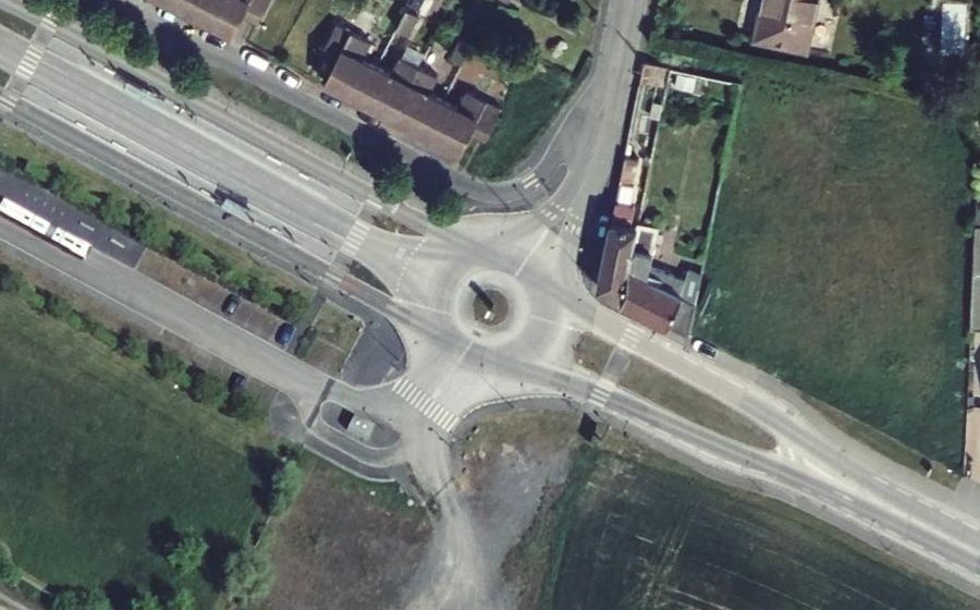 Vue aérienne du Rond-point anonyme n°597099831
