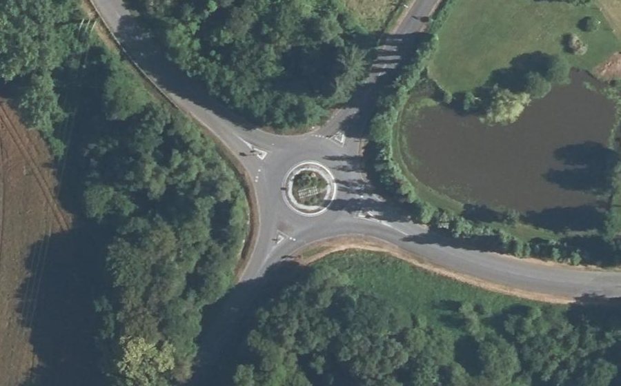 Vue aérienne du Rond-point anonyme n°597783593