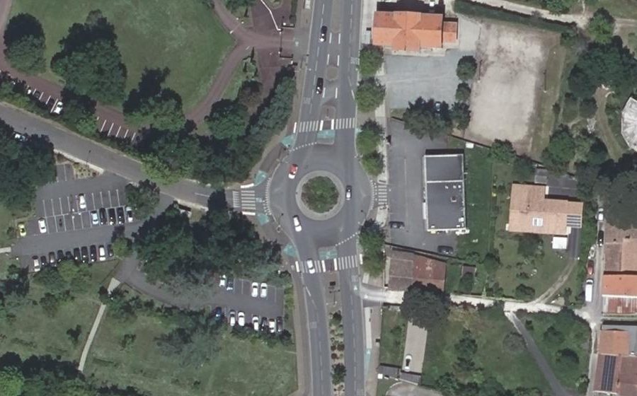 Vue aérienne du Rond-point anonyme n°597872263