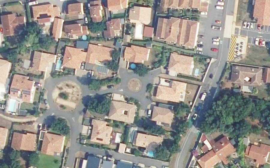 Vue aérienne du Rond-point anonyme n°597909257