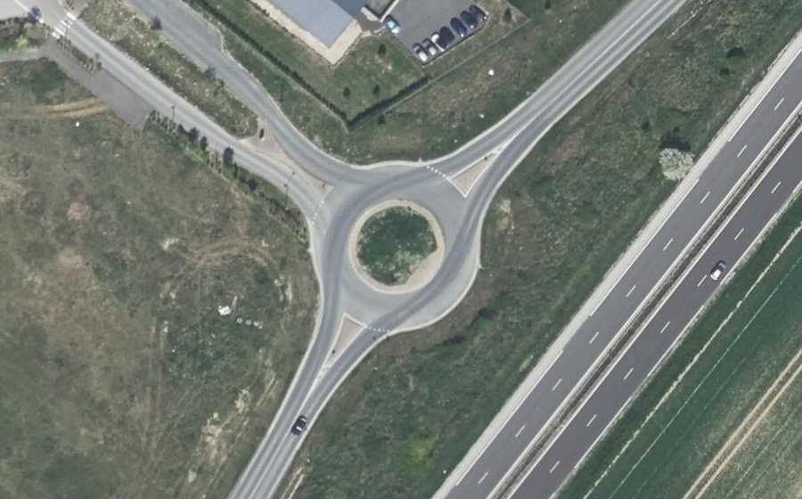 Vue aérienne du Rond-point anonyme n°598354401