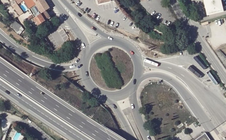Vue aérienne du Rond-point anonyme n°59870679