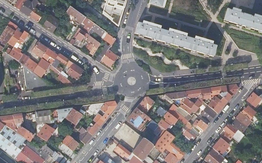 Vue aérienne du Rond-point anonyme n°599944564