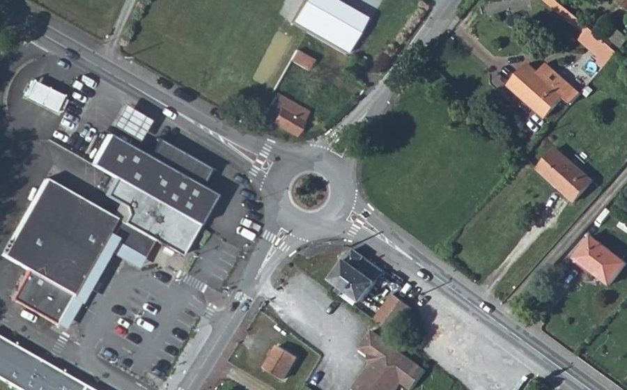 Vue aérienne du Rond-point anonyme n°600323858