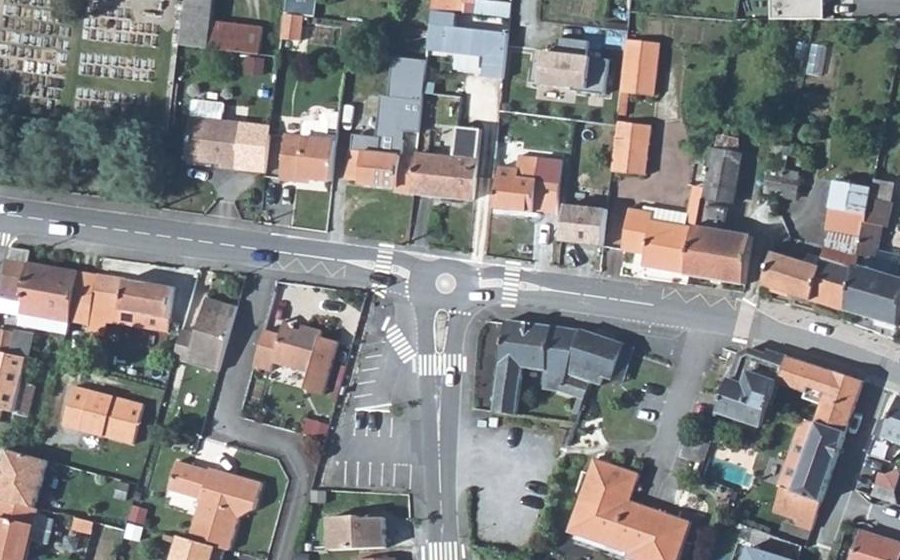 Vue aérienne du Rond-point anonyme n°600323905