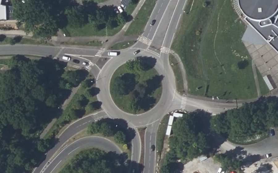 Vue aérienne du Rond-point anonyme n°600324330