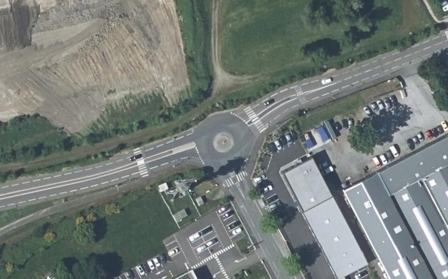 Vue aérienne du Rond-point anonyme n°600325173