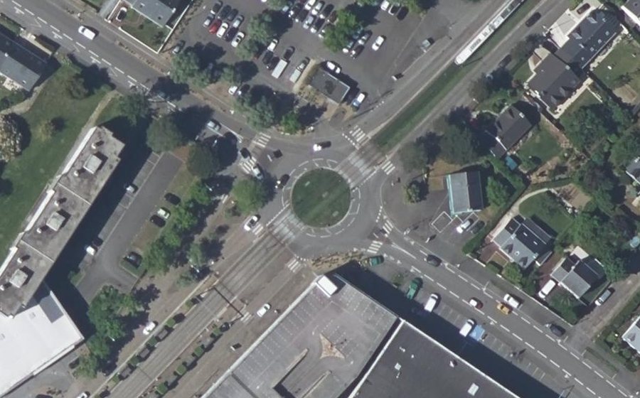 Vue aérienne du Rond-point anonyme n°600325707
