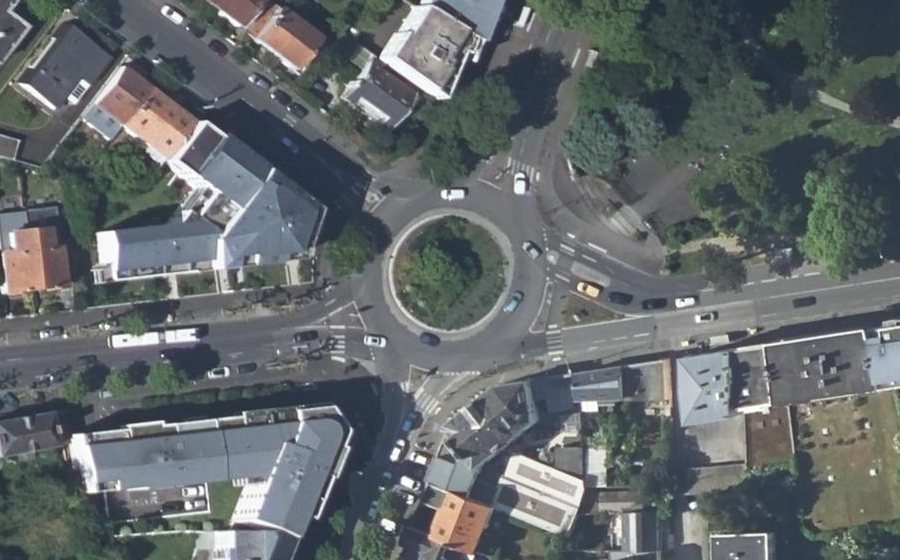 Vue aérienne du Rond-point anonyme n°600326188