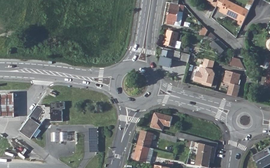 Vue aérienne du Rond-point anonyme n°600326527