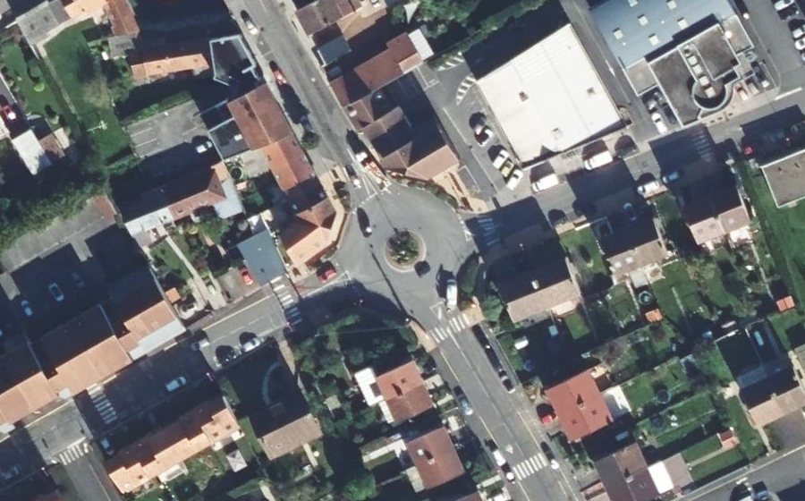 Vue aérienne du Rond-point anonyme n°600508337
