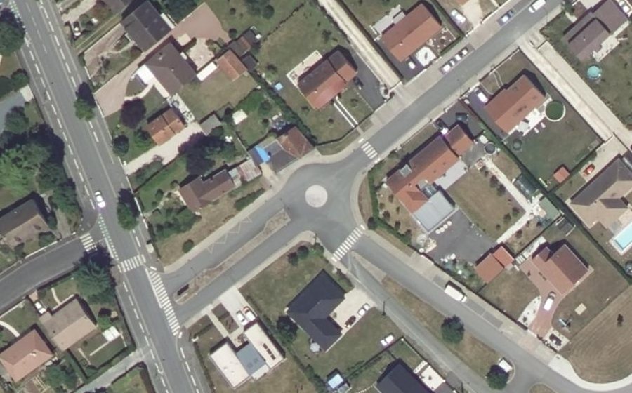 Vue aérienne du Rond-point anonyme n°600551486