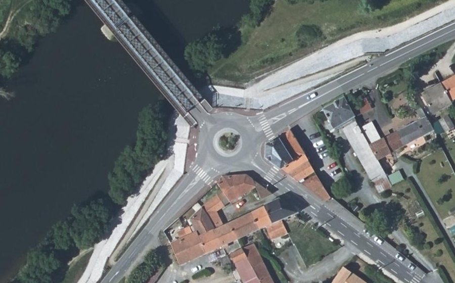 Vue aérienne du Rond-point anonyme n°600649191