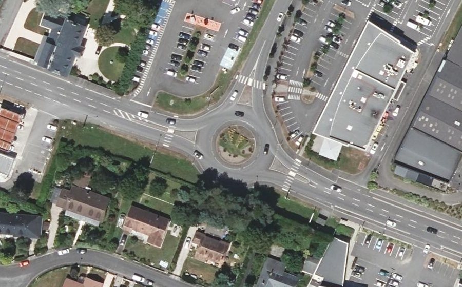 Vue aérienne du Rond-point anonyme n°600738176