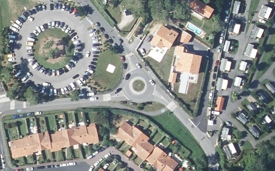 Vue aérienne du Rond-point anonyme n°600779420