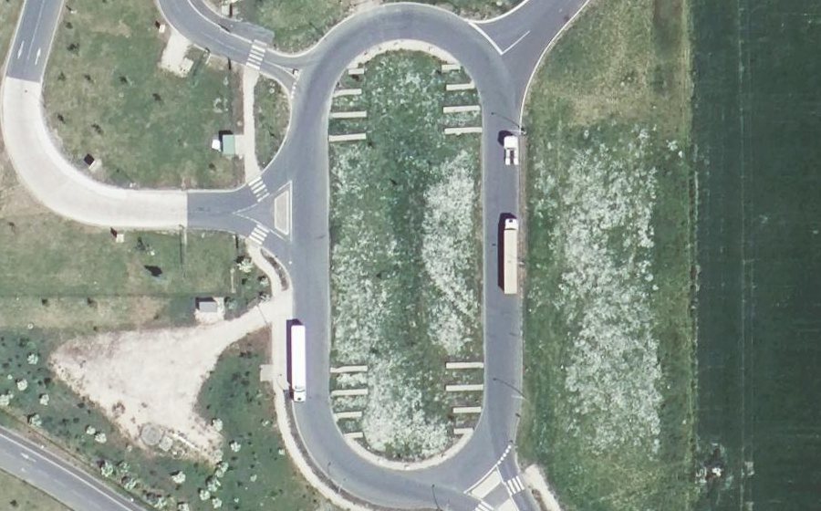 Vue aérienne du Rond-point anonyme n°600870288