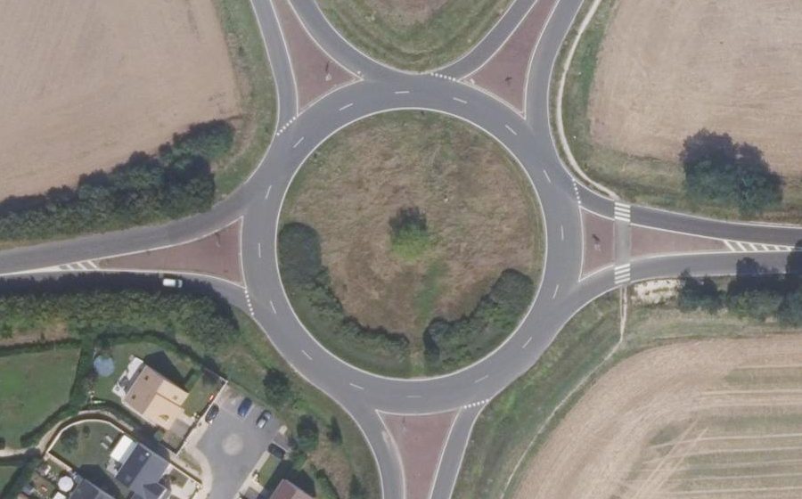 Vue aérienne du Rond-point anonyme n°60105218
