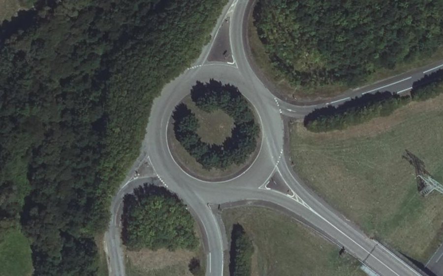 Vue aérienne du Rond-point anonyme n°60107712