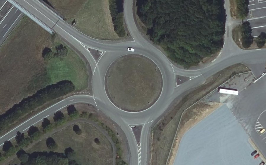 Vue aérienne du Rond-point anonyme n°60107717