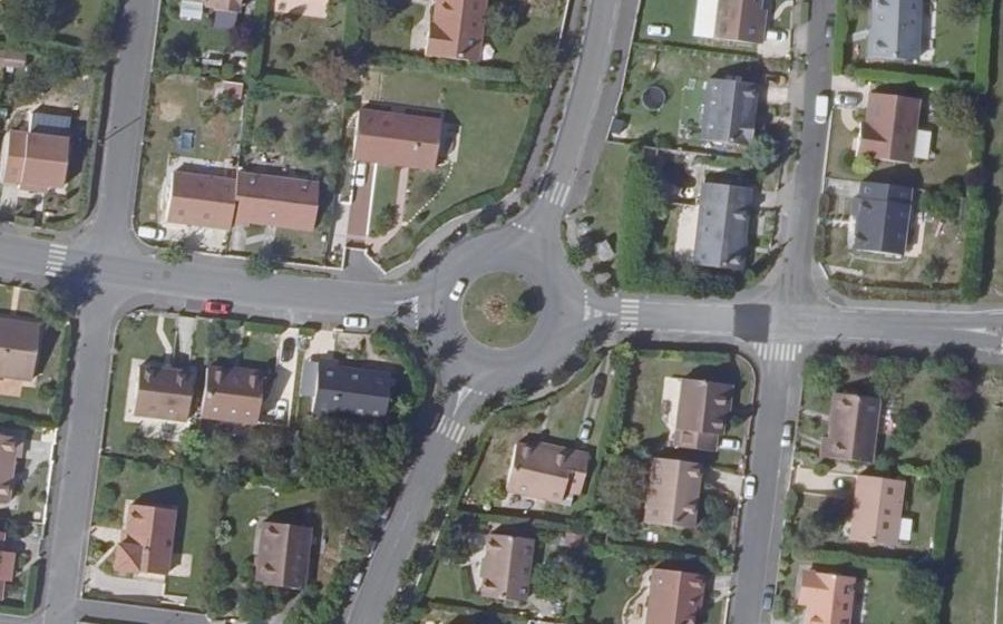 Vue aérienne du Rond-point anonyme n°60136129