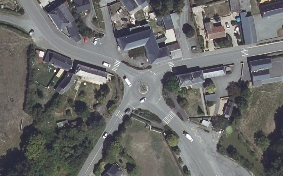 Vue aérienne du Rond-point anonyme n°60137713