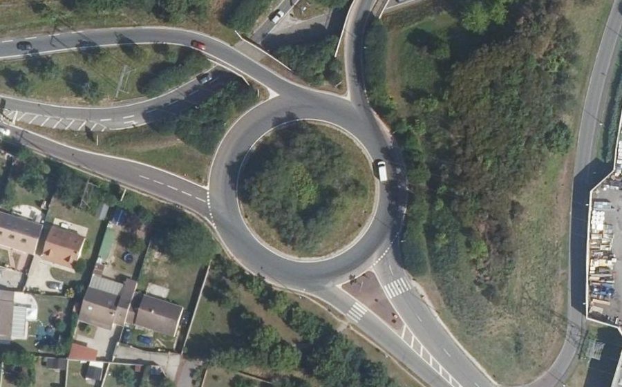 Vue aérienne du Rond-point anonyme n°60138673