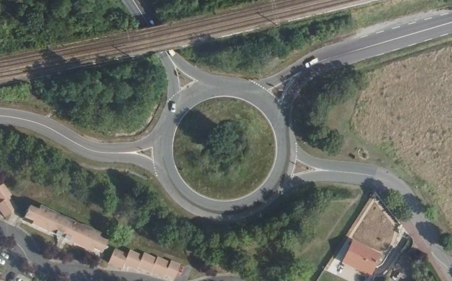 Vue aérienne du Rond-point anonyme n°60140713