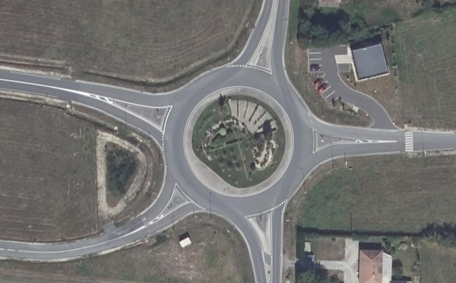Vue aérienne du Rond-point anonyme n°601409670