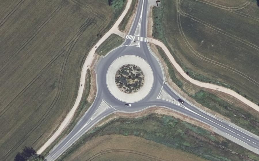 Vue aérienne du Rond-point anonyme n°601652491