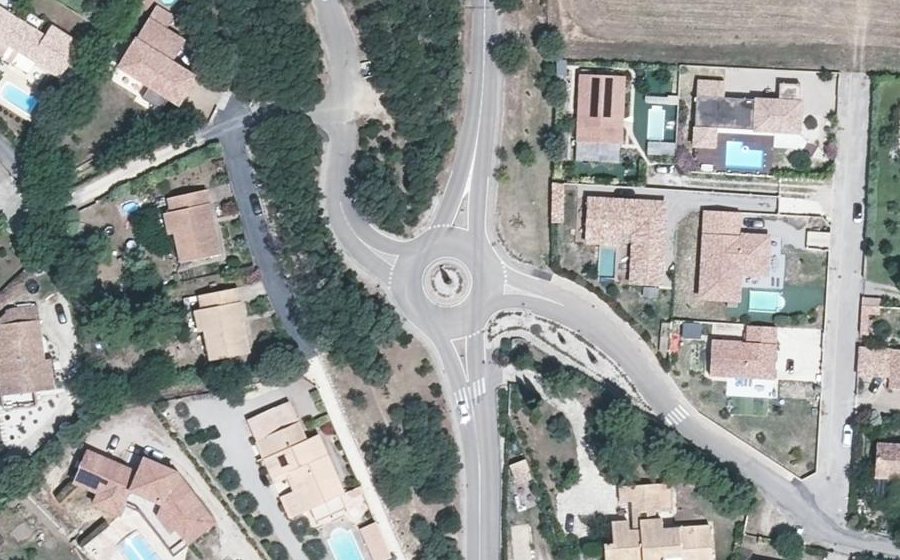 Vue aérienne du Rond-point anonyme n°601753231