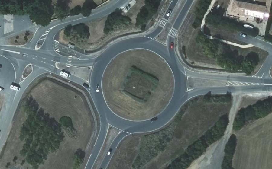 Vue aérienne du Rond-point anonyme n°60183809