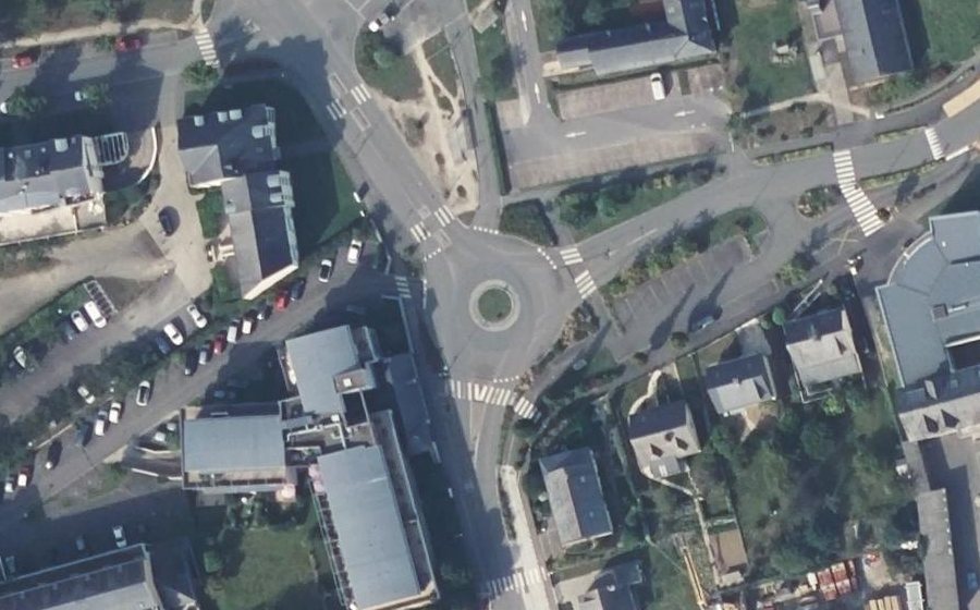 Vue aérienne du Rond-point anonyme n°601985123