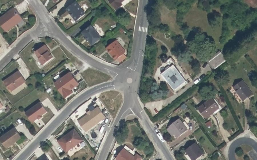 Vue aérienne du Rond-point anonyme n°602081663