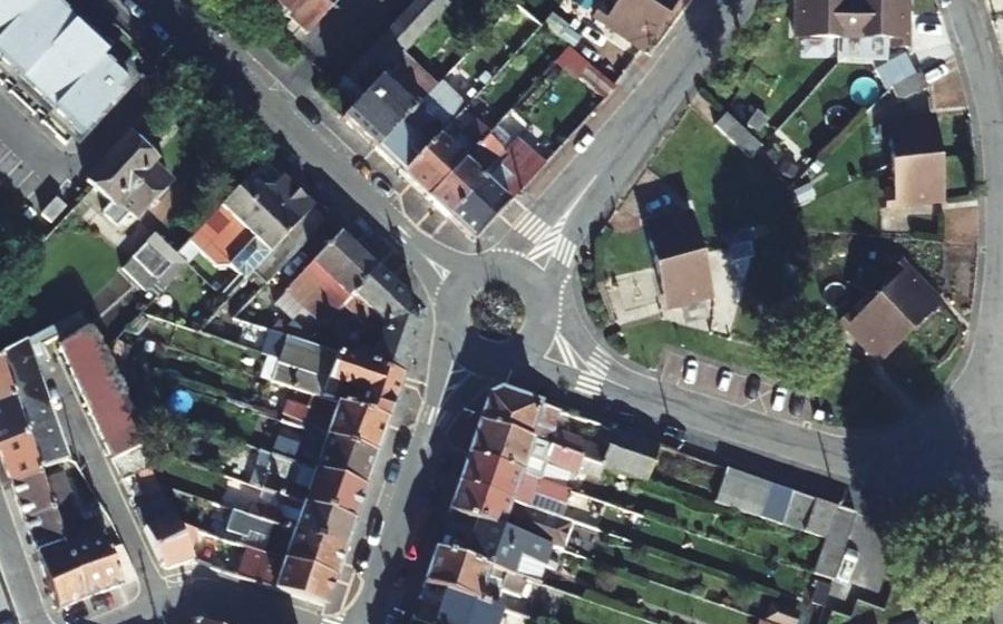 Vue aérienne du Rond-point anonyme n°602663696