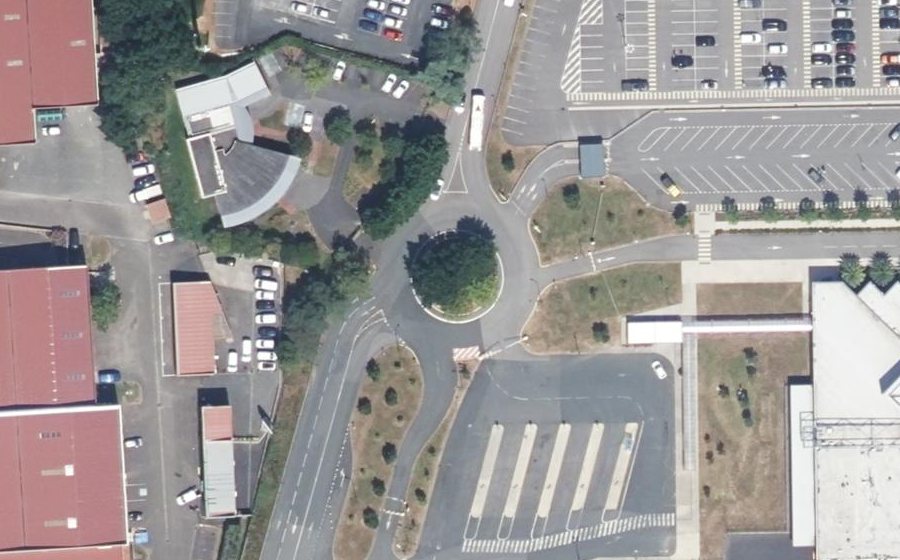 Vue aérienne du Rond-point anonyme n°60335749