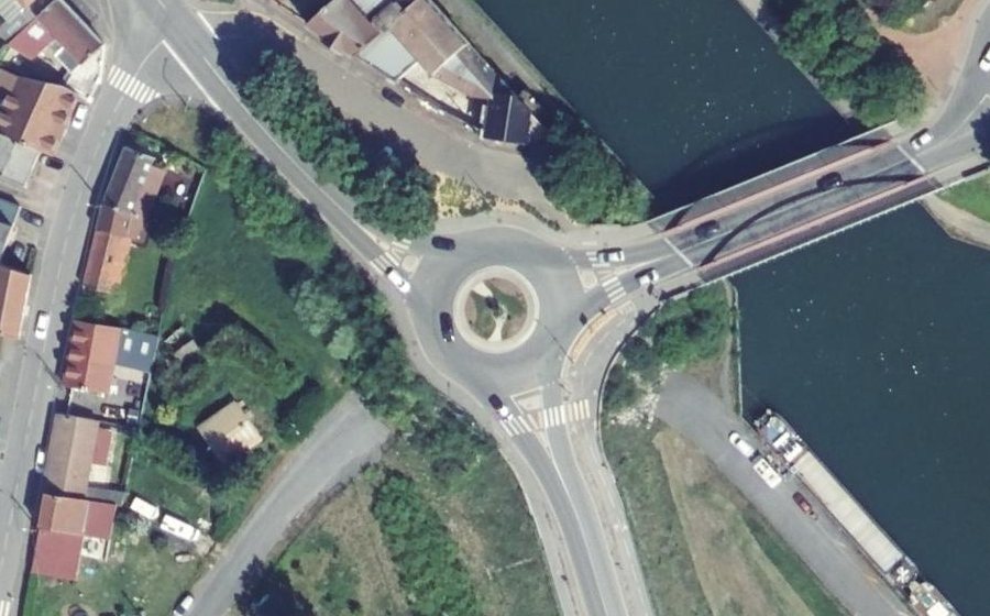 Vue aérienne du Rond-point anonyme n°603405858