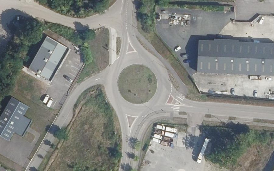 Vue aérienne du Rond-point anonyme n°60360591