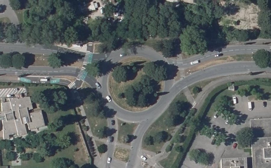 Vue aérienne du Rond-point anonyme n°60380804