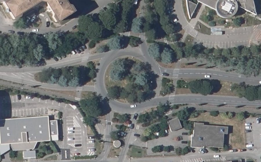 Vue aérienne du Rond-point anonyme n°60381287