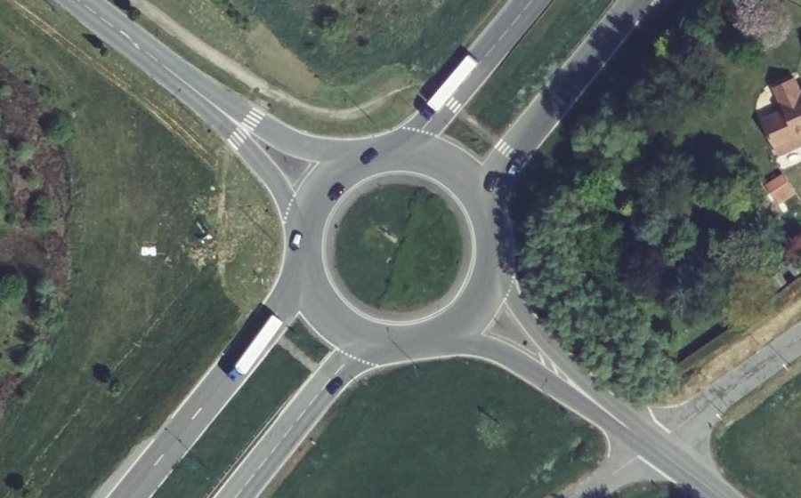 Vue aérienne du Rond-point anonyme n°60397231