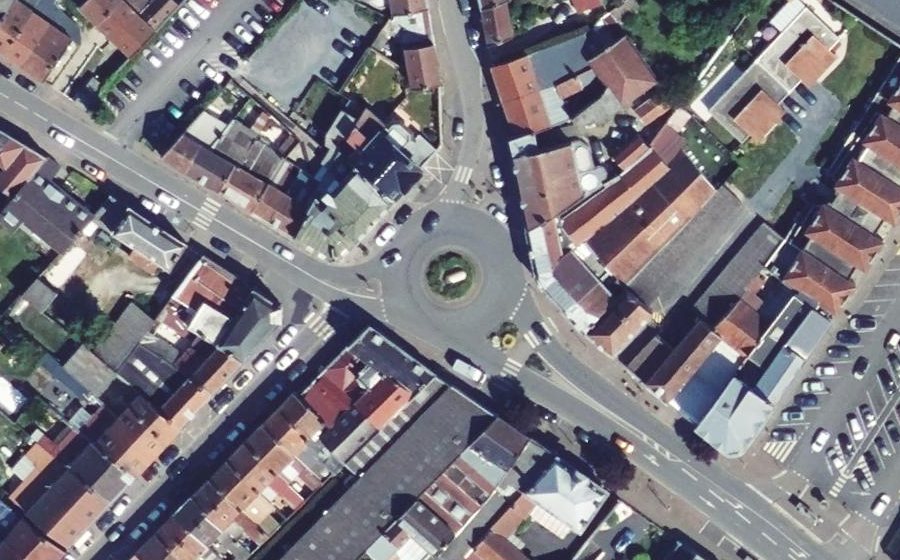 Vue aérienne du Rond-point anonyme n°60413745