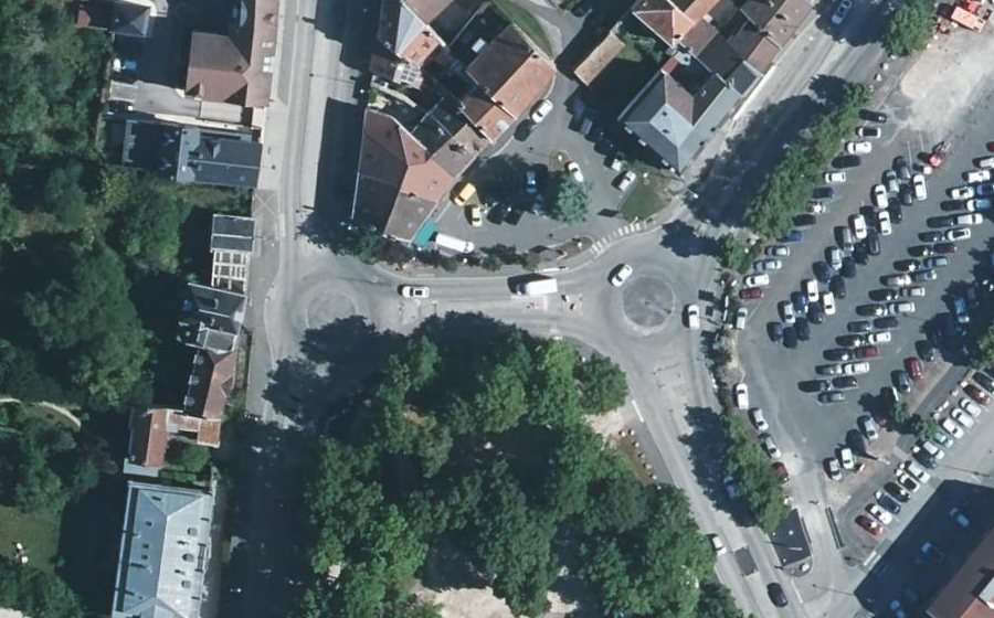 Vue aérienne du Rond-point anonyme n°604398275