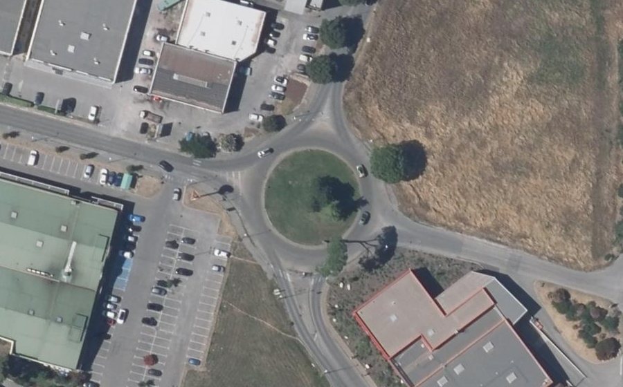 Vue aérienne du Rond-point anonyme n°60443068